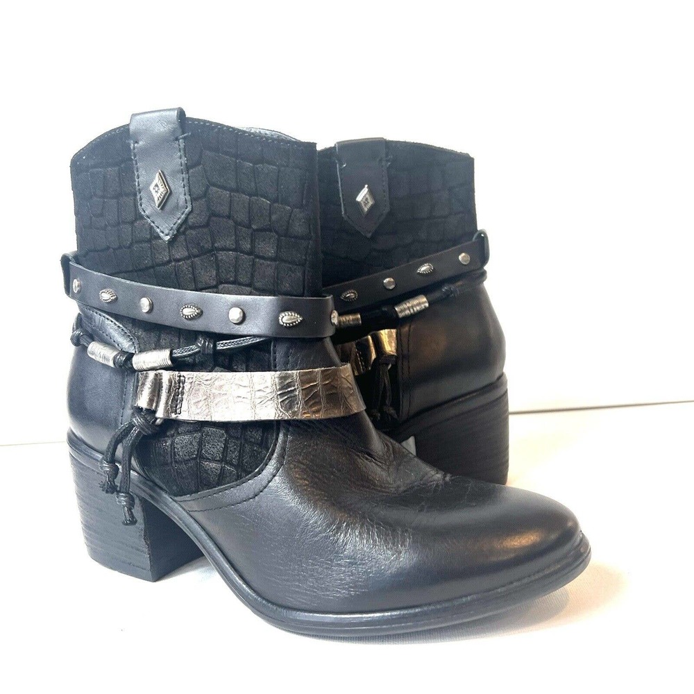 Bullboxer Black Women's Leather Western Moto Studded Ankle Boots Size 8 M Shoes